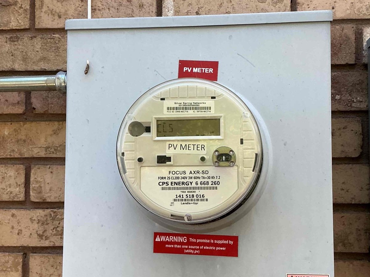 Photovoltaic production meter used to verify solar system output