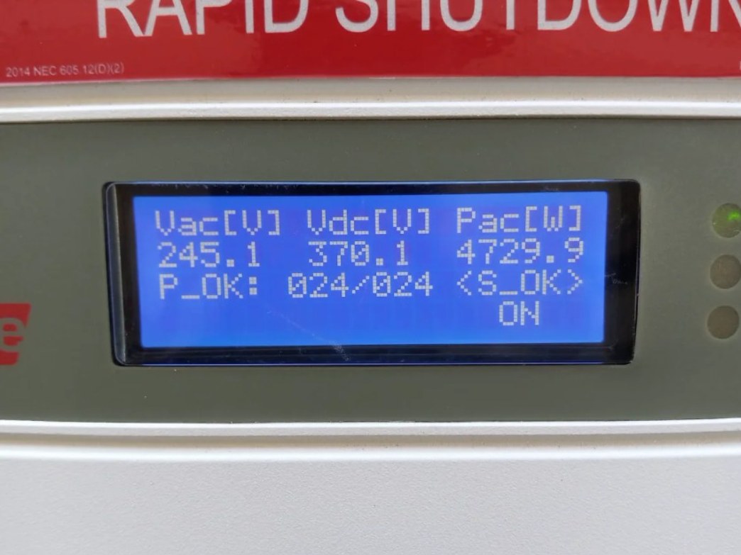 SolarEdge inverter display showing all 24 optimizers reporting